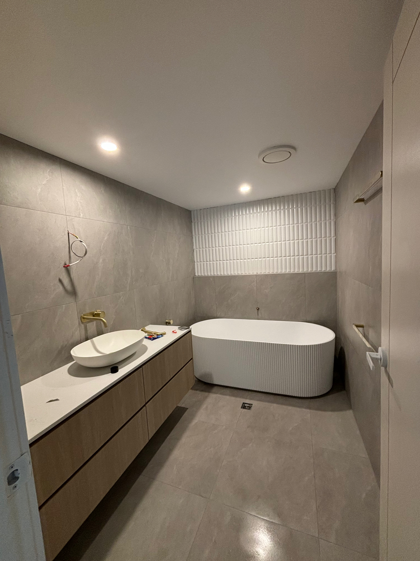 Fluted freestanding bath — Peregian Beach